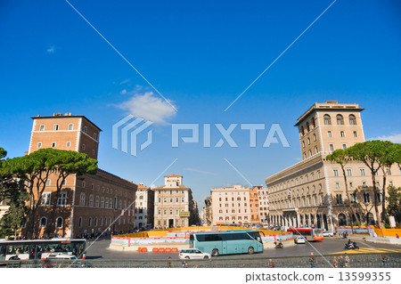 Piazza Venezia, Rome, Italy. 13599355