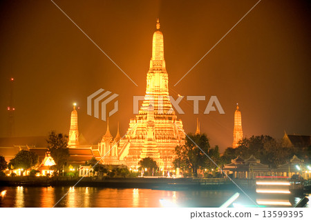 War Arun at night, Bangkok, Thailandia. 13599395