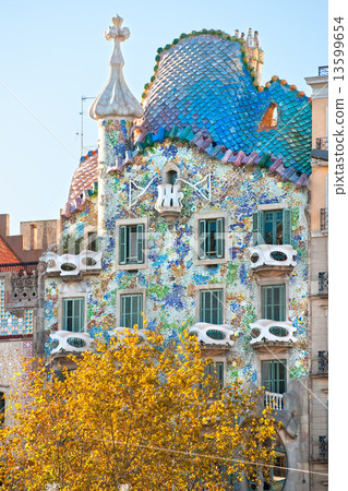 BARCELONA - DECEMBER 16: The facade of the house Casa Battlo (al BARCELONA - DECEMBER 16: The facade of the house Casa Battlo (al 13599654