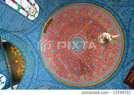 Beautiful decoration inside Topkapi palace, istanbul. 13599731