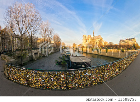 Notre dame de Paris, France. Notre dame de Paris, France. 13599755