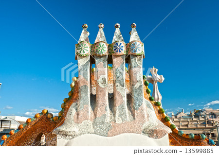 BARCELONA - DECEMBER 16: The facade of the house Casa Battlo (al BARCELONA - DECEMBER 16: The facade of the house Casa Battlo (al 13599885