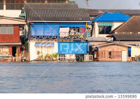 house on the Chao Praya River, bangkok, Thailand.. 13599890