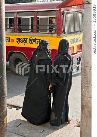 Bus to Howrah Station, Kolkata. 13599939