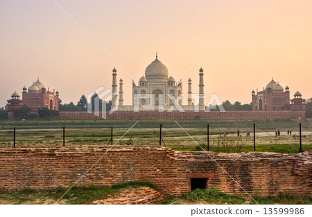 Taj Mahal at sunset, Agra, Uttar Pradesh, India. 13599986