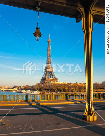 Eiffel tower at sunrise, Paris. 13599989