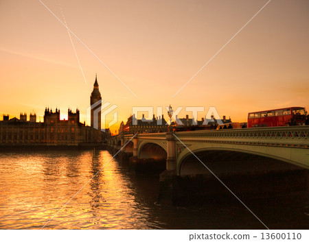 The Big Ben, the House of Parliament and the Westminster Bridge The Big Ben, the House of Parliament and the Westminster Bridge 13600110