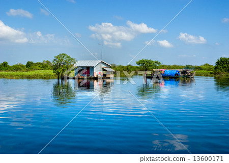 Floating House and Houseboat on the Tonle Sap lake, Cambodia. 13600171