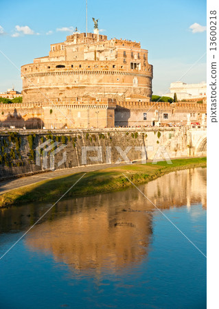 Castel Sant'angelo and Bernini's statue on the bridge, Rome, Ita Castel Sant'angelo and Bernini's statue on the bridge, Rome, Ita 13600218