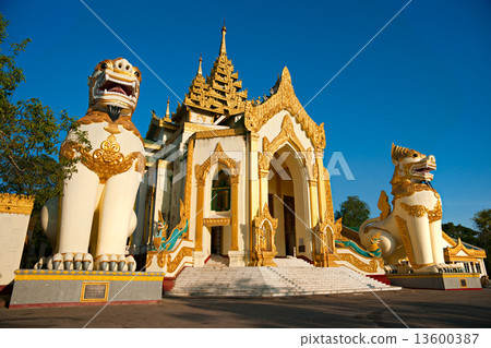 Shwedagon Paya, Yangoon, Myanmar. 13600387