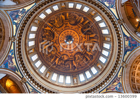 Interior of the St paul's cathedral, London, UK. 13600399