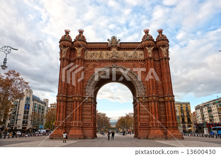 Triumphal Arch in Barcelona, Spain. 13600430
