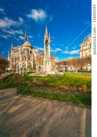 Notre dame de Paris, France. 13600595