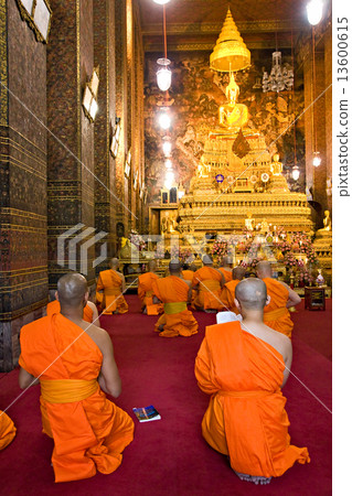 Monks praying at Wat Po, Bangkok, Thailandia. 13600615
