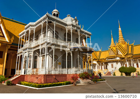 Grand palace, Cambodia. 13600710