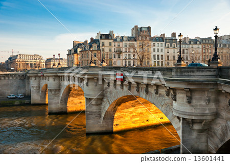 Pont neuf, Ile de la Cite, Paris - France Pont neuf, Ile de la Cite, Paris - France 13601441