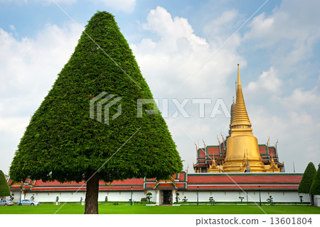Wat Phra Kaeo Temple at night, bangkok, Thailand.. Wat Phra Kaeo Temple at night, bangkok, Thailand.. 13601804