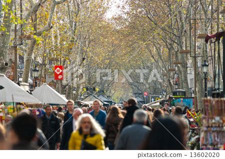 BARCELONA, SPAIN - DECEMBER 20: La Rambla on December 20, 2011 i 13602020