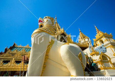 Shwedagon Paya, Yangoon, Myanmar. 13602023
