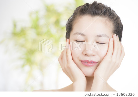 young woman      13602326