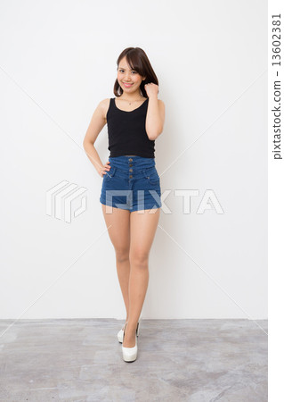 young woman      13602381
