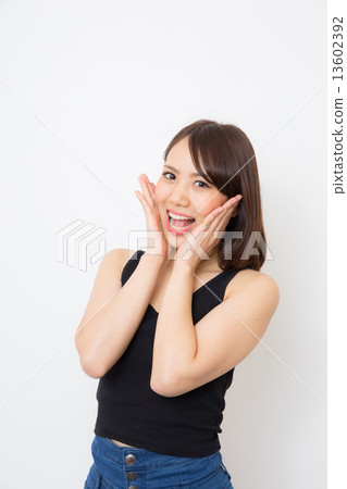 一位年輕的女士欣喜若狂 13602392