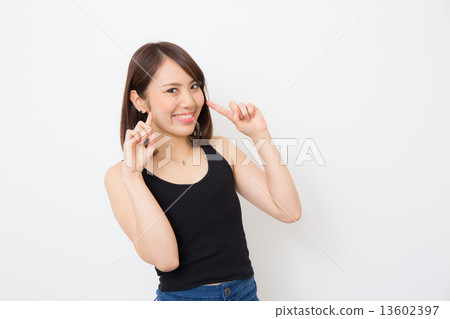 一位年輕的女士欣喜若狂 一位年輕的女士欣喜若狂 13602397