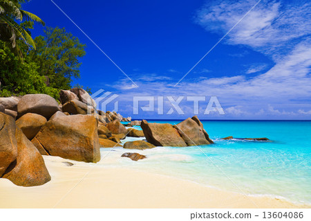 Tropical beach at island Praslin, Seychelles 13604086
