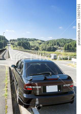 直路和汽車後視圖 13607501