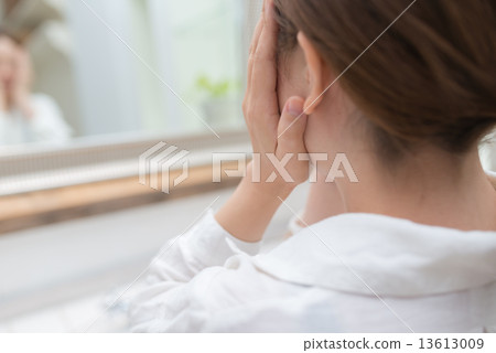 一個女人在鏡子前 13613009