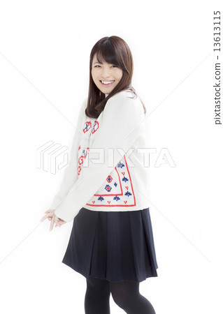 一件白色毛線衣的逗人喜愛的女孩 一件白色毛線衣的逗人喜愛的女孩 13613115