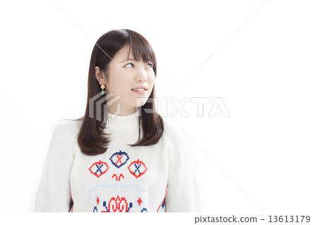一件白色毛線衣的逗人喜愛的女孩 一件白色毛線衣的逗人喜愛的女孩 13613179