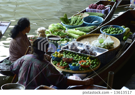 Floating market 13613517