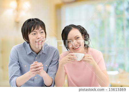 第二十二對夫婦緊緊地擁抱著咖啡館 13613869