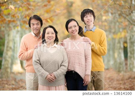 Four people taking a commemorative photo at the autumn park Four people taking a commemorative photo at the autumn park 13614100