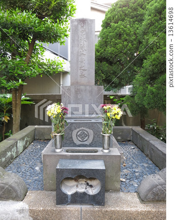 Tomb of the explorer and Mamiya Forest in Koto Ward plain 13614698