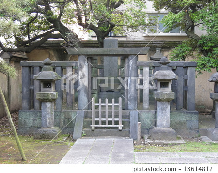 在Koto Ward的Lingon寺廟的Matsudaira Juninobu的陵墓 在Koto Ward的Lingon寺廟的Matsudaira Juninobu的陵墓 13614812