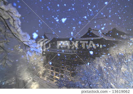January Kyoto Kiyomizu Temple · Light-up of snow scenery (New Year's Day) 13619062
