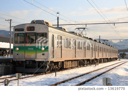 秩父鐵道 7000 系列車在積雪中停靠和戶黑谷站 13619770