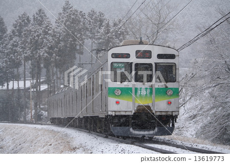 雪中行駛的秩父鐵路7000系列車（埼玉縣秩父市） 13619773