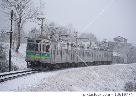 雪中行駛的秩父鐵路7000系列車（埼玉縣秩父市） 13619774