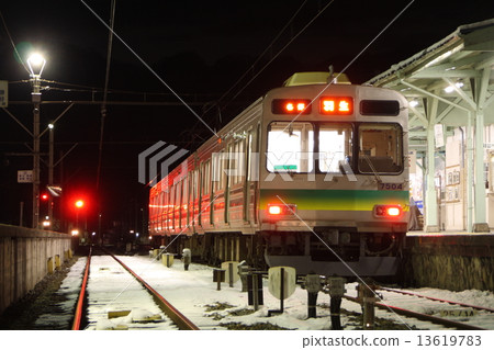 秩父鐵道7500系列冬季在光見口站停下來 13619783