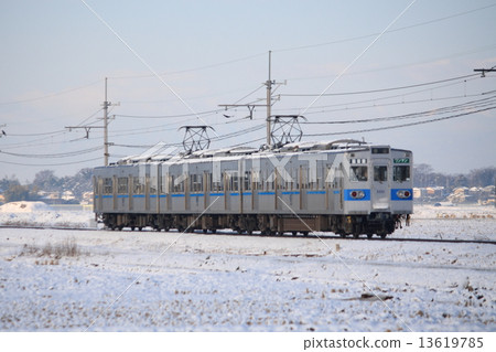 行駛在雪原上的秩父鐵道5000系列車（埼玉縣羽生市） 13619785