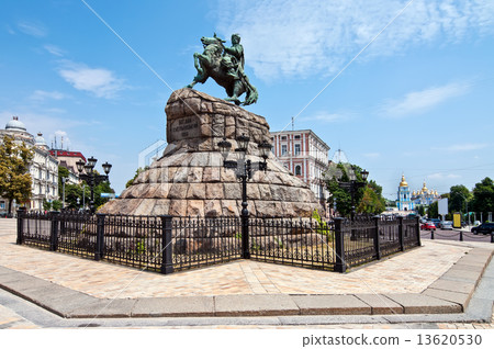 Kiev, monument Bogdan Khmelnitsky 13620530