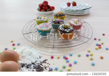 Muffins on wooden and cooling grid Muffins on wooden and cooling grid 13620595