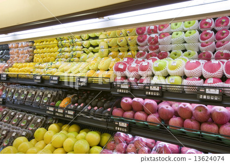 [Store] Supermarket fruit and vegetable section 13624074