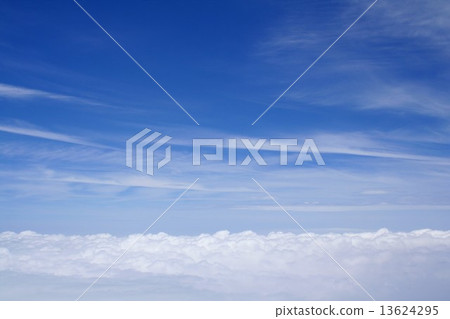 雲彩海在太平洋的在初夏 13624295