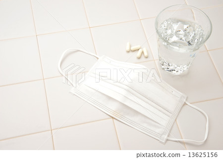 假冒圖像 - 醫學和水和麵具 13625156