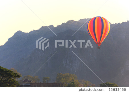 Hot air balloon 13633466
