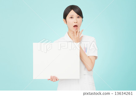 一位護士驚訝拿著留言板 13634261